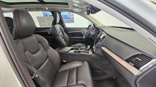 Photo of 2022 Crystal White Volvo XC90