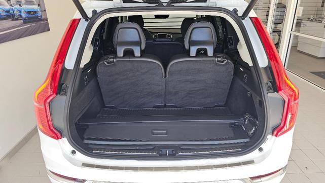 Photo of 2022 Crystal White Volvo XC90