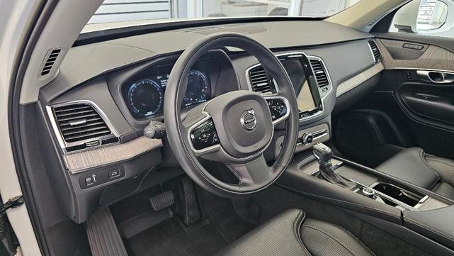 Photo of 2022 Crystal White Volvo XC90