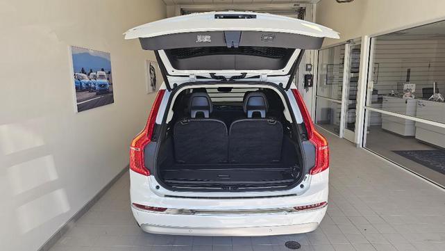 Photo of 2022 Crystal White Volvo XC90