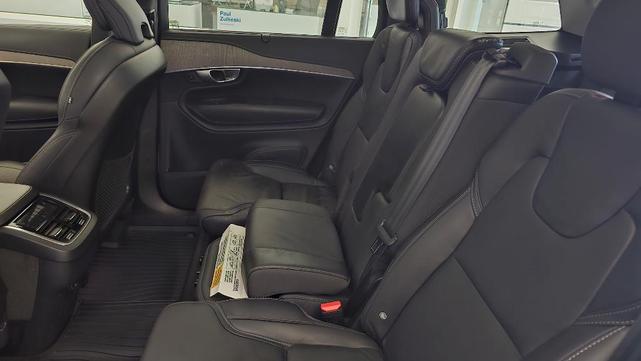 Photo of 2022 Crystal White Volvo XC90
