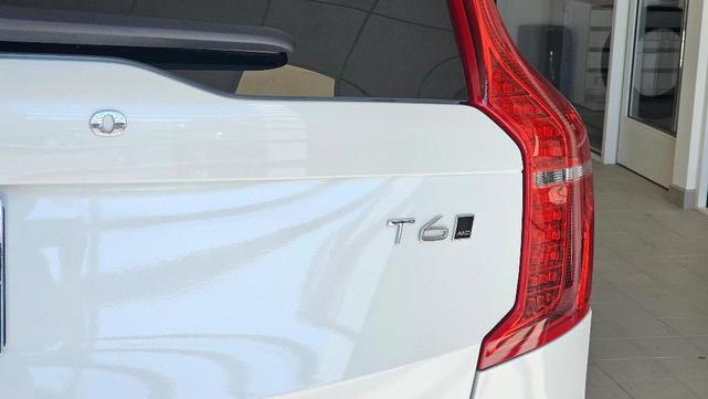 Photo of 2022 Crystal White Volvo XC90