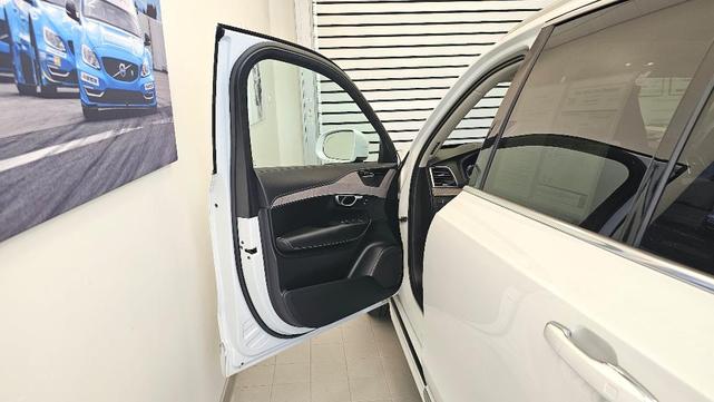 Photo of 2022 Crystal White Volvo XC90