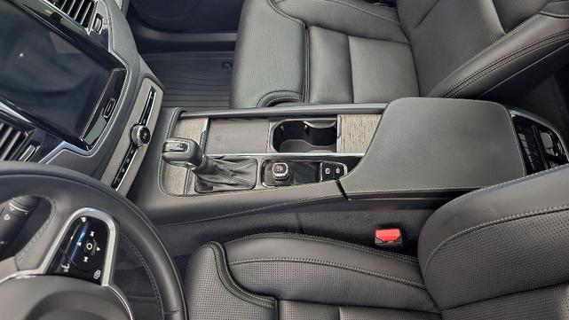 Photo of 2022 Crystal White Volvo XC90