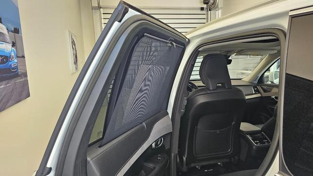 Photo of 2022 Crystal White Volvo XC90