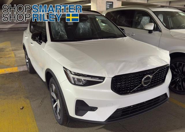 Photo of 2026 Crystal White Volvo XC40