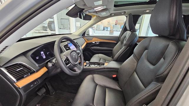 Photo of 2023 Silver Volvo XC90 Recharge Plug-In Hybrid