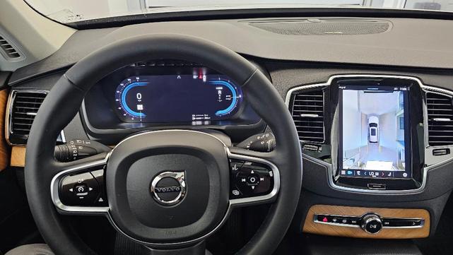 Photo of 2023 Silver Volvo XC90 Recharge Plug-In Hybrid