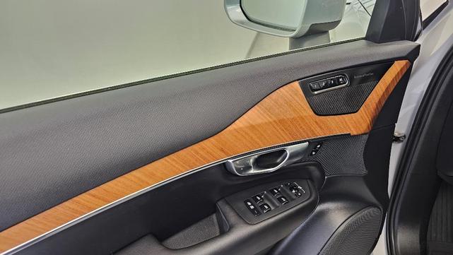 Photo of 2023 Silver Volvo XC90 Recharge Plug-In Hybrid