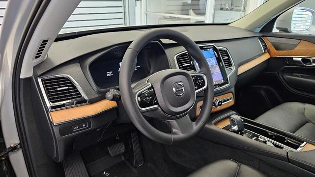 Photo of 2023 Silver Volvo XC90 Recharge Plug-In Hybrid