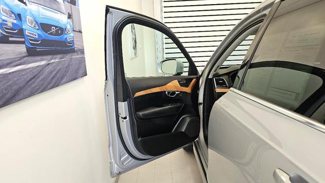Photo of 2023 Silver Volvo XC90 Recharge Plug-In Hybrid