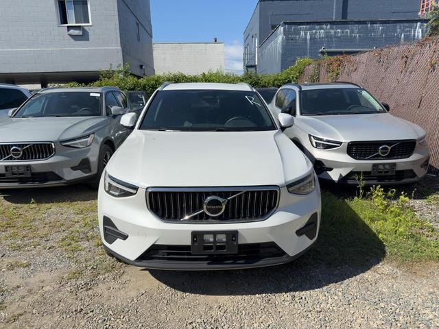 Photo of 2024 Crystal White Volvo XC40