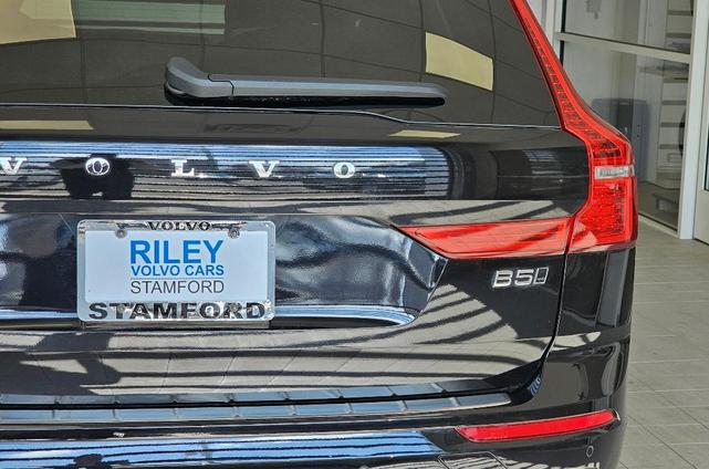 Photo of 2023 Onyx Black Volvo XC60