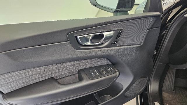 Photo of 2023 Onyx Black Volvo XC60