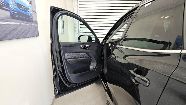 Photo of 2023 Onyx Black Volvo XC60