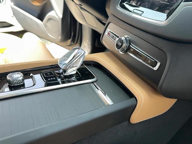 Photo of 2024 Onyx Black Volvo XC90 Recharge Plug-In Hybrid