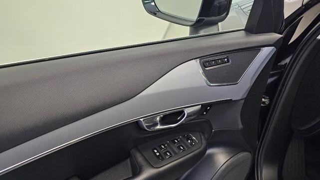 Photo of 2023 Onyx Black Volvo XC90