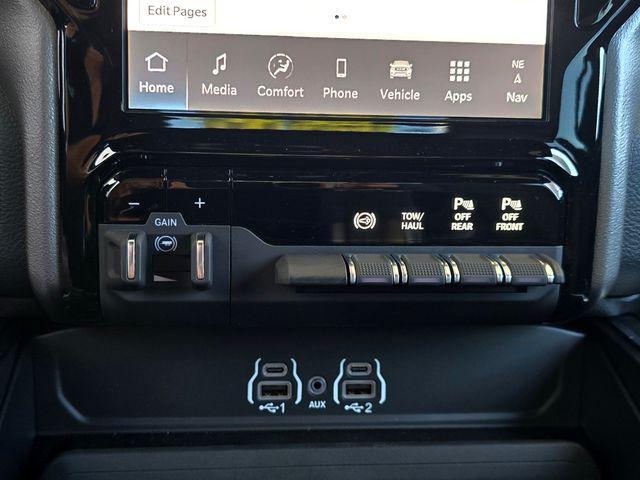 Photo of 2025 Diamond Black Crystal Pearlcoat RAM 2500