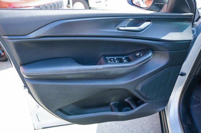 Photo of 2023 Silver Zynith Jeep Grand Cherokee L