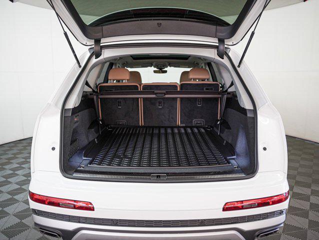 Photo of 2025 Carrara White Audi Q7