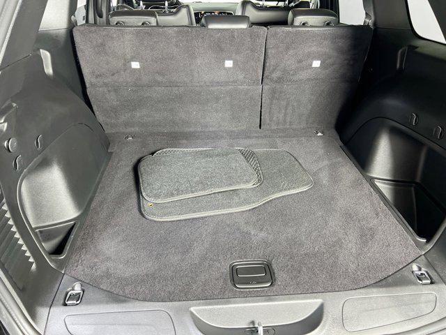 Photo of 2022 Diamond Black Crystal Pearlcoat Jeep Grand Cherokee