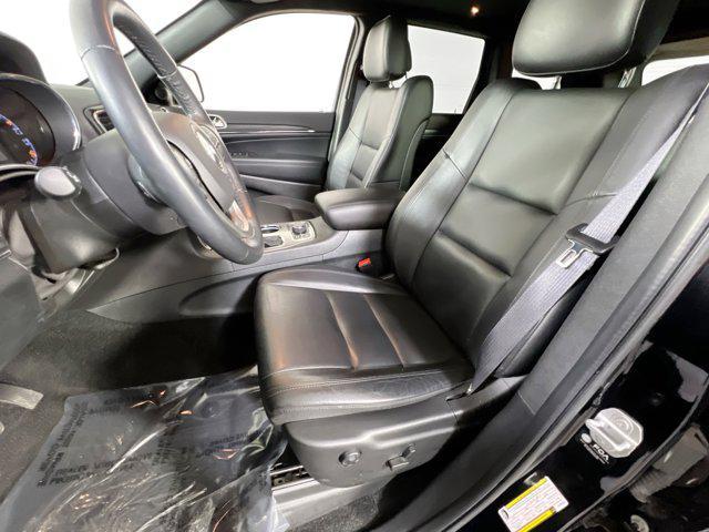 Photo of 2022 Diamond Black Crystal Pearlcoat Jeep Grand Cherokee