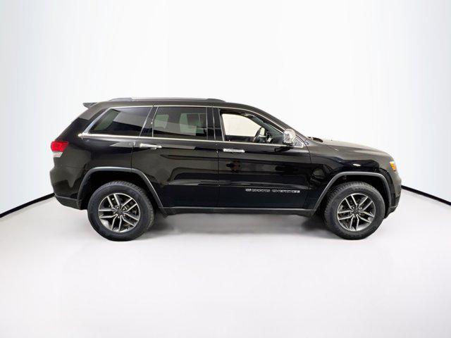 Photo of 2022 Diamond Black Crystal Pearlcoat Jeep Grand Cherokee