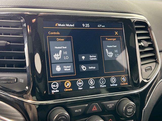 Photo of 2022 Diamond Black Crystal Pearlcoat Jeep Grand Cherokee