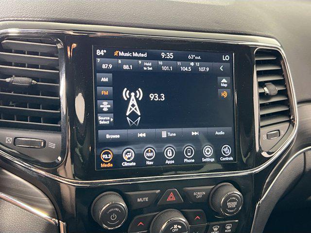 Photo of 2022 Diamond Black Crystal Pearlcoat Jeep Grand Cherokee