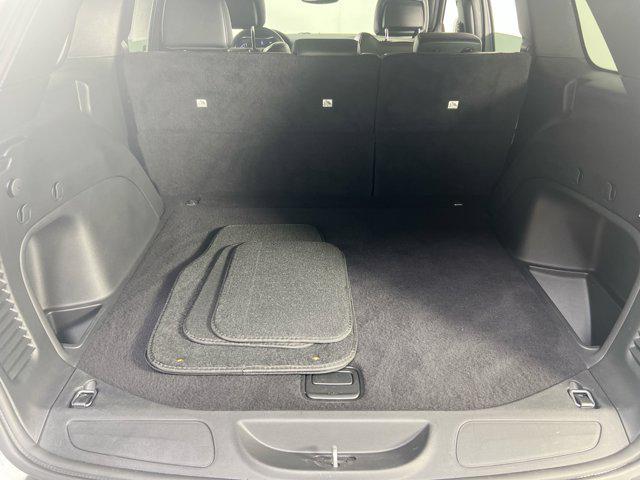 Photo of 2022 Bright White Clearcoat Jeep Grand Cherokee
