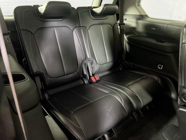 Photo of 2021 Diamond Black Crystal Pearlcoat Jeep Grand Cherokee L