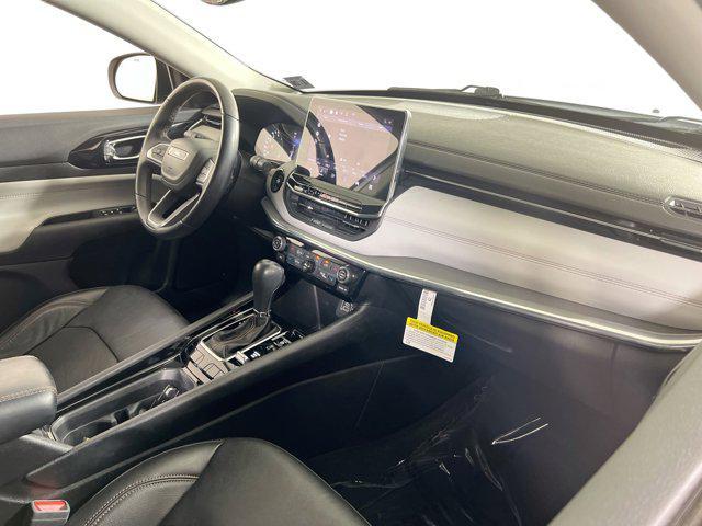 Photo of 2022 Bright White Clearcoat Jeep Compass