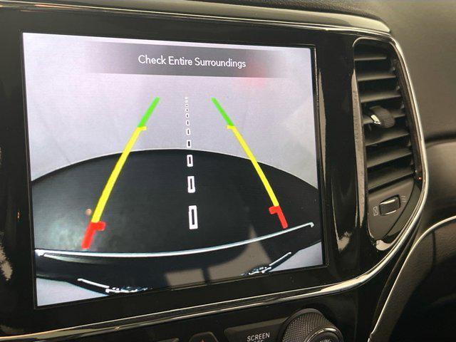 Photo of 2022 Diamond Black Crystal Pearlcoat Jeep Grand Cherokee