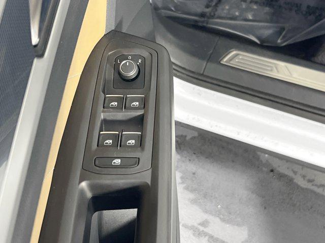 Photo of 2022 Oryx White Pearl Volkswagen Atlas Cross Sport