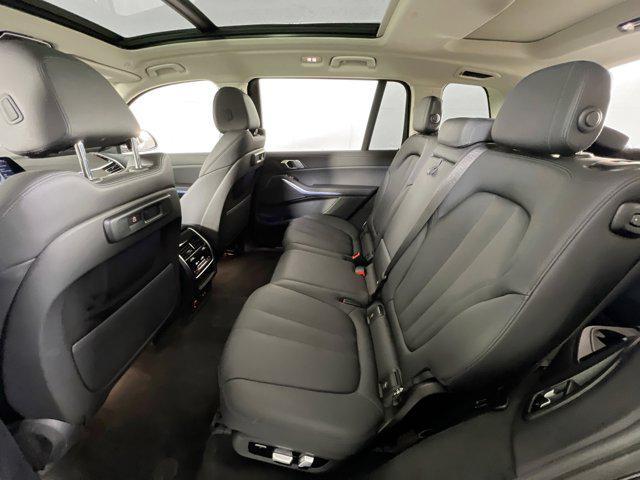 Photo of 2022 Black Sapphire Metallic BMW X7