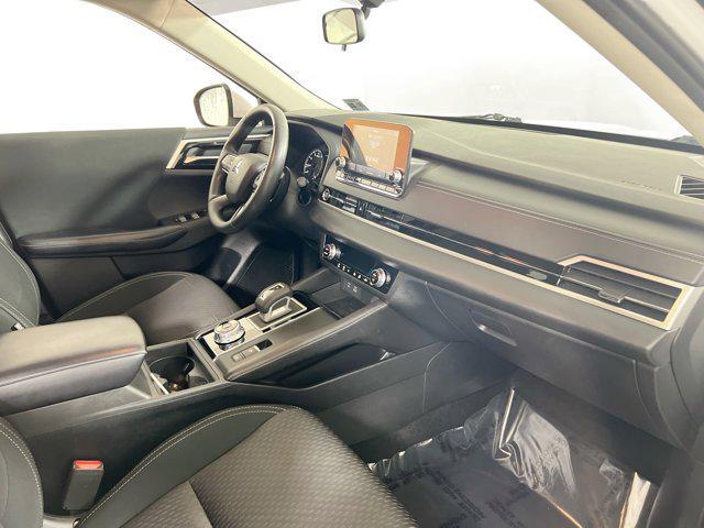Photo of 2022 White Diamond Mitsubishi Outlander