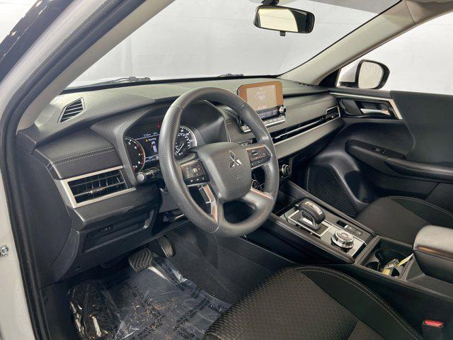 Photo of 2022 White Diamond Mitsubishi Outlander