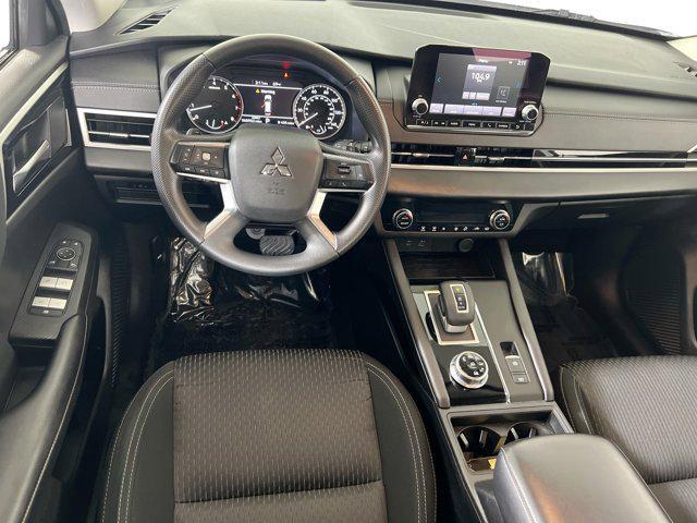 Photo of 2022 White Diamond Mitsubishi Outlander