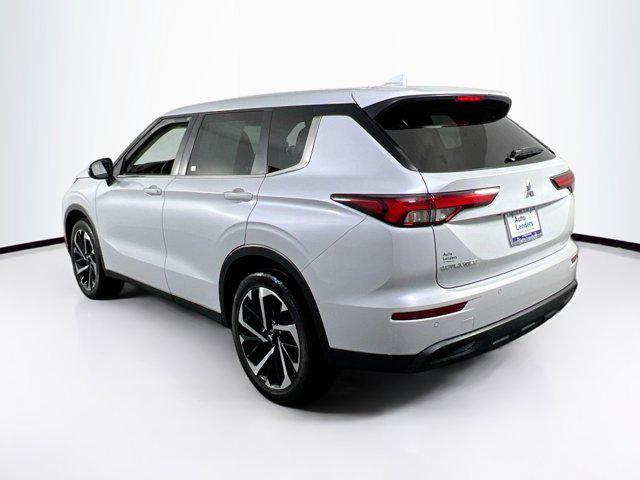 Photo of 2022 White Diamond Mitsubishi Outlander