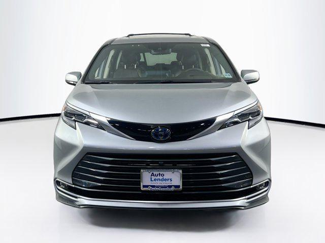 Photo of 2024 Celestial Silver Metallic Toyota Sienna