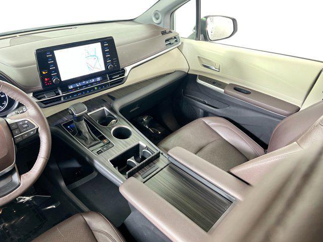 Photo of 2024 Celestial Silver Metallic Toyota Sienna