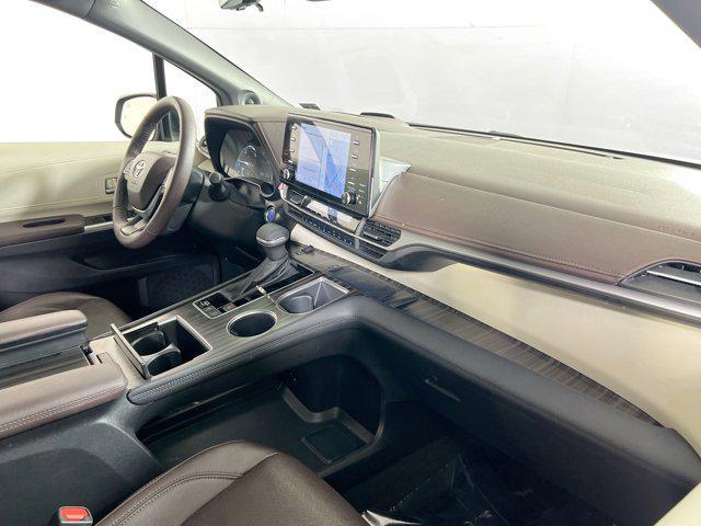 Photo of 2024 Celestial Silver Metallic Toyota Sienna
