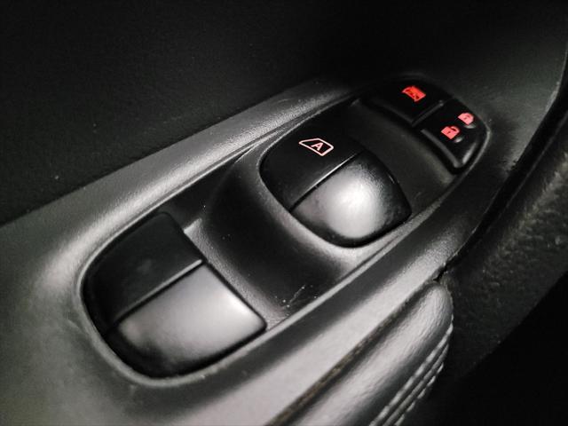 Photo of 2018 Glacier White Nissan Rogue