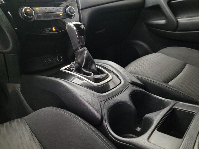 Photo of 2018 Glacier White Nissan Rogue