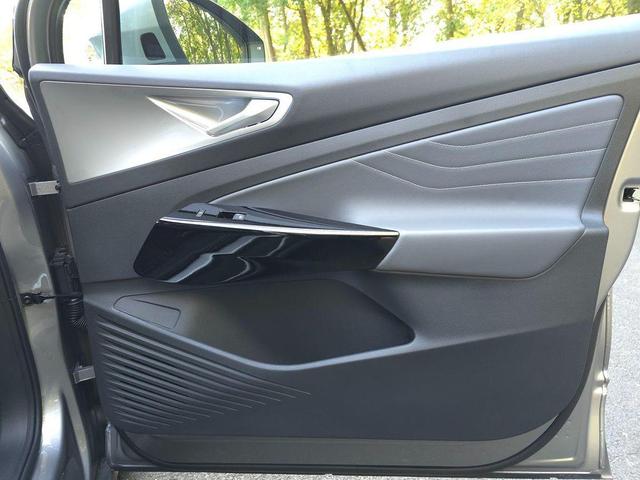 Photo of 2023 Silver Mist Metallic Volkswagen ID.4