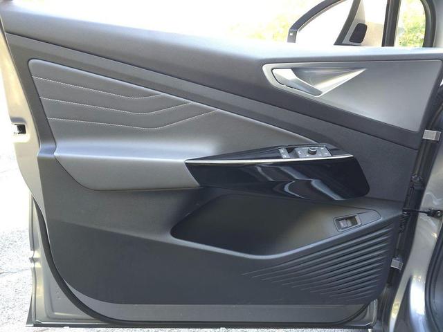 Photo of 2023 Silver Mist Metallic Volkswagen ID.4