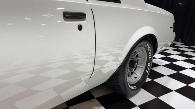Photo of 1987 White Buick Regal