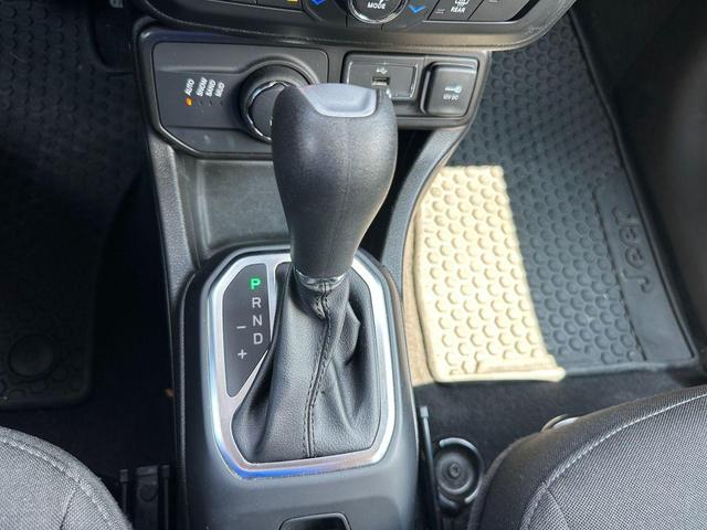 Photo of 2023 Alpine White Clearcoat Jeep Renegade