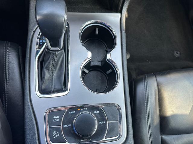Photo of 2022 Diamond Black Crystal Pearlcoat Jeep Grand Cherokee