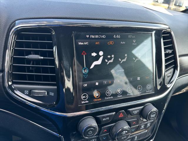 Photo of 2022 Diamond Black Crystal Pearlcoat Jeep Grand Cherokee